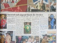 2004.02.24 - Tanzend und singend durch die Strassen - Bei Kaiserwetter in Lingen warfen narren Karamellen und Popcorn kiloweise durch die Luft - Nordlohne - LT